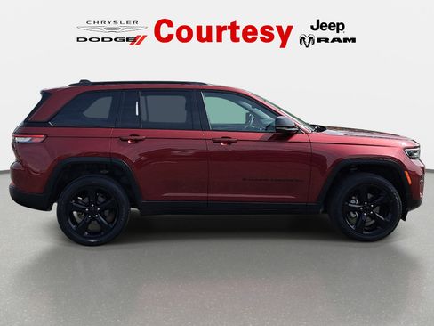 Certified 2023 Jeep Grand Cherokee Altitude AWD/4WD image 3