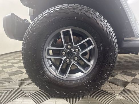 Used 2025 Jeep Gladiator Mojave w/ Convenience Group image 10