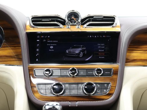 Used 2023 Bentley Bentayga Extended Wheelbase AWD/4WD image 49