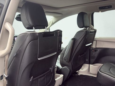 Used 2023 Chrysler Pacifica Limited w/ Uconnect Theater Family Group image 25