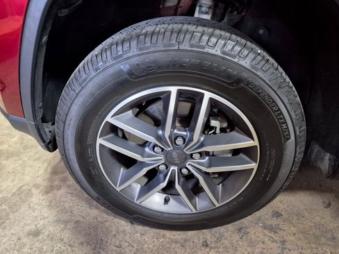Used 2020 Jeep Grand Cherokee Laredo w/ 18" Wheel & 8.4" Radio Group AWD/4WD image 20