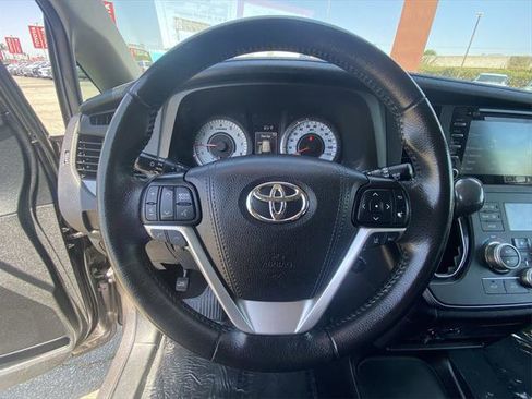 Certified 2019 Toyota Sienna SE FWD image 22
