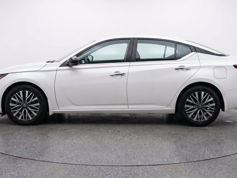 Used 2025 Nissan Altima 2.5 SV FWD image 5