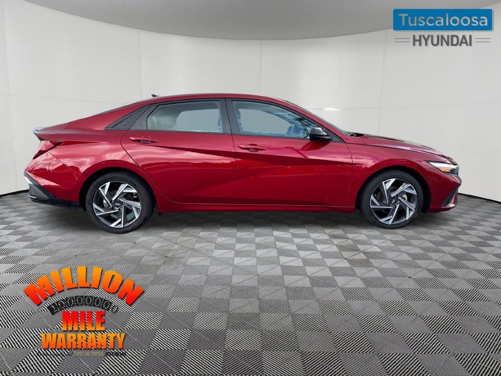 Used 2025 Hyundai Elantra Sport FWD image 2