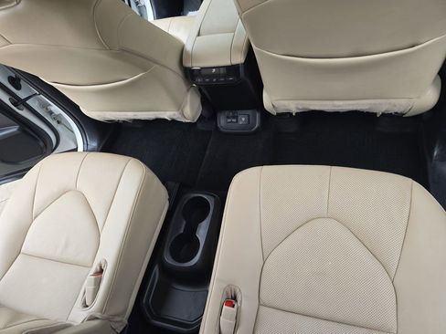 Used 2024 Toyota Highlander Limited image 12