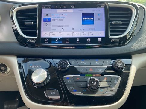 Used 2023 Chrysler Pacifica Touring-L image 34