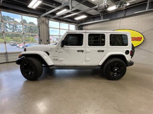 Used 2018 Jeep Wrangler Unlimited Sahara AWD/4WD image 2