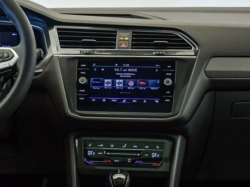 Used 2022 Volkswagen Tiguan SE w/ Panoramic Sunroof Package image 14