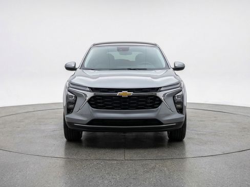 Used 2025 Chevrolet Trax LT FWD image 2