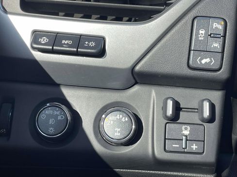 Used 2018 Chevrolet Suburban Premier image 33