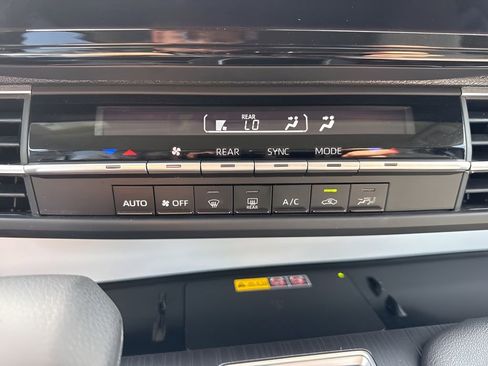 Used 2025 Toyota Sienna LE image 20