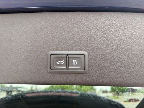 Used 2022 Audi e-tron Premium w/ Convenience Plus Package AWD/4WD image 9