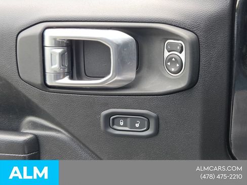Used 2025 Jeep Wrangler Unlimited Rubicon AWD/4WD image 27