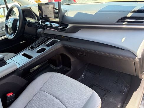 Certified 2026 Toyota Sienna LE FWD image 18