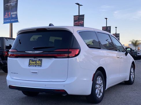 New 2026 Chrysler Pacifica Select image 6
