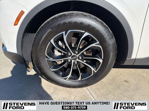 Used 2024 Lincoln Nautilus Premier image 12