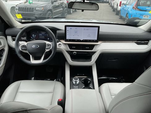 Used 2025 Ford Explorer Active w/ Active Comfort Package RWD image 17