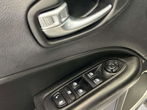 Used 2019 Jeep Compass Latitude FWD image 16