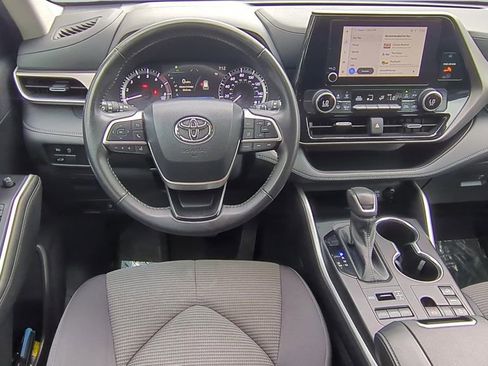 Used 2024 Toyota Highlander LE AWD/4WD image 12