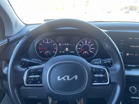 Used 2024 Kia Carnival LX image 18