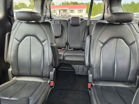 Used 2019 Chrysler Pacifica Touring-L Plus w/ Advanced Safetytec Group FWD image 8