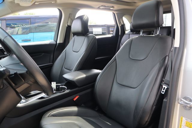 Used 2017 Ford Edge Titanium w/ Technology Package AWD/4WD image 16