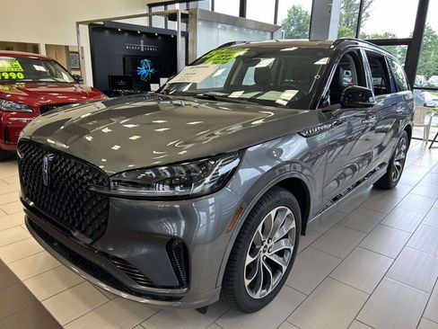 Used 2025 Lincoln Aviator 2WD w/ Jet Appearance Package image 8