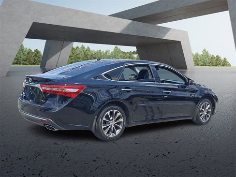 Used 2018 Toyota Avalon XLE Premium image 4