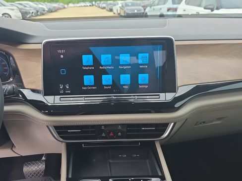 Used 2024 Volkswagen Atlas SE FWD image 12