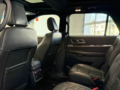 Used 2019 Ford Explorer Platinum AWD/4WD image 33