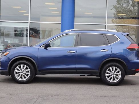 Used 2020 Nissan Rogue SV image 2