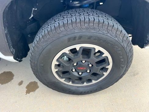 Used 2025 Toyota Tacoma TRD Off-Road AWD/4WD image 8