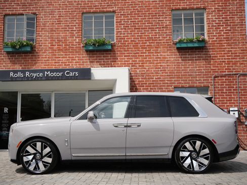 New 2026 Rolls-Royce Cullinan AWD/4WD image 3