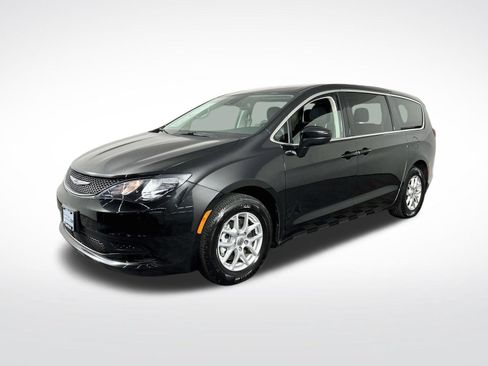 Used 2023 Chrysler Voyager LX FWD image 4