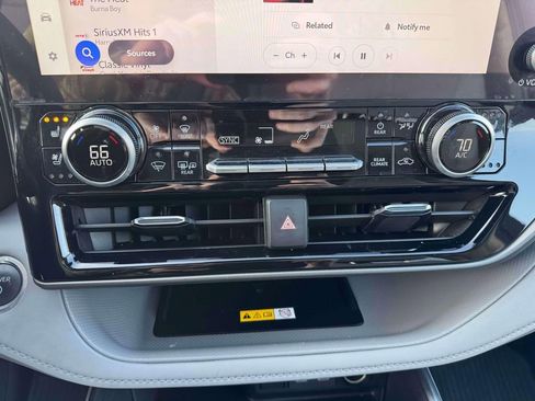 Used 2024 Toyota Highlander Limited image 29