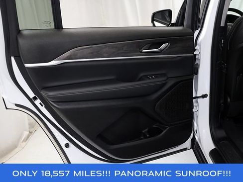 Used 2023 Jeep Grand Cherokee L Limited AWD/4WD image 28