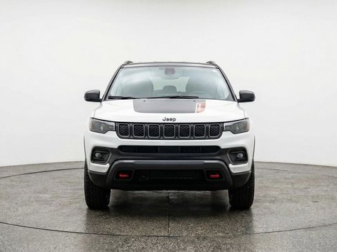 Used 2025 Jeep Compass Trailhawk image 2