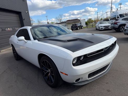 Used 2017 Dodge Challenger SXT RWD image 3
