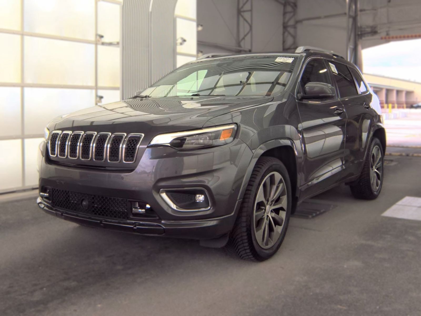 Used 2019 Jeep Cherokee Overland w/ Technology Group AWD/4WD image 2