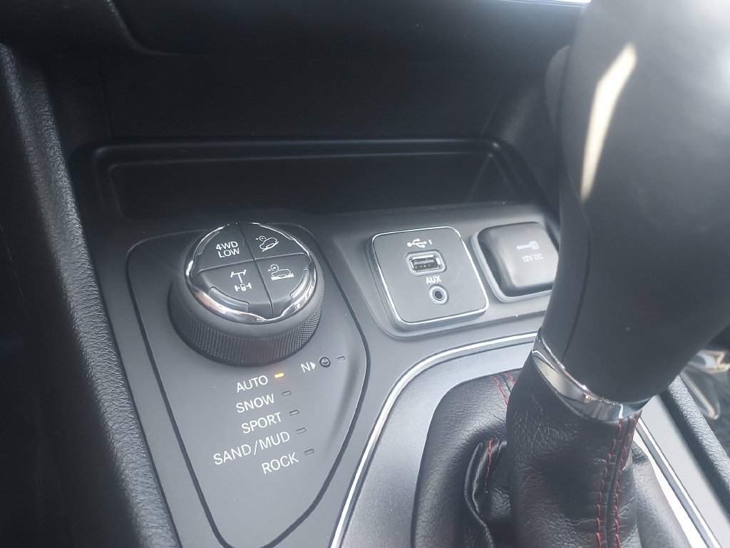 Used 2019 Jeep Cherokee Trailhawk w/ Cold Weather Group AWD/4WD image 17