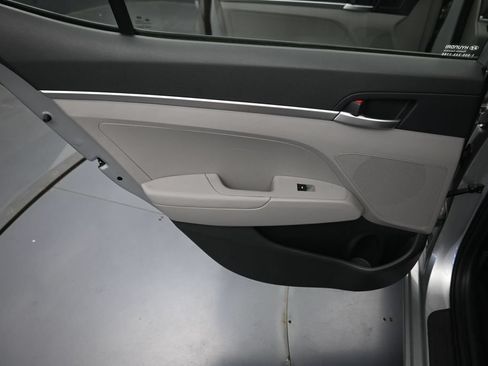 Used 2020 Hyundai Elantra SE FWD image 23