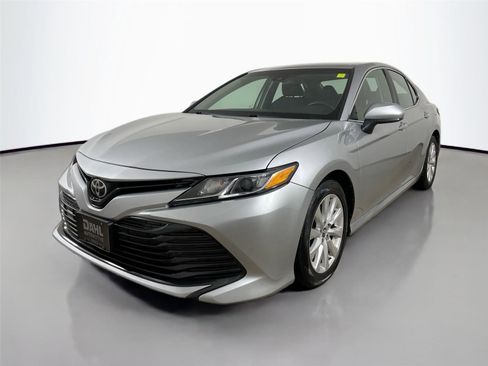 Used 2018 Toyota Camry LE image 3
