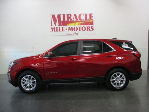 Used 2023 Chevrolet Equinox LT image 2