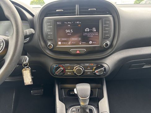 Used 2025 Kia Soul LX w/ LX Technology Package FWD image 17