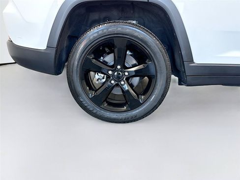 Used 2023 Jeep Grand Cherokee Limited w/ Black Appearance Package AWD/4WD image 39