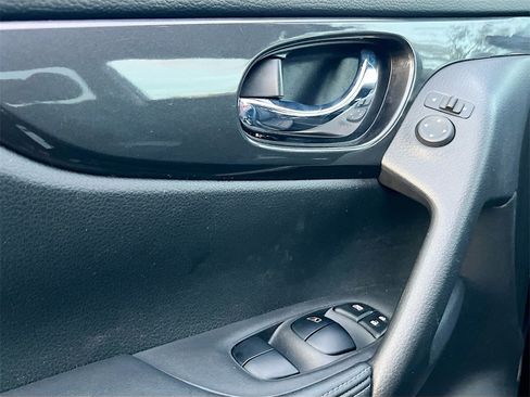 Used 2020 Nissan Rogue SV image 17