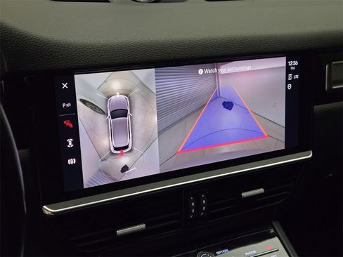 Used 2022 Porsche Cayenne Platinum Edition image 38