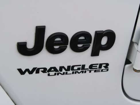 Used 2022 Jeep Wrangler Unlimited Sahara AWD/4WD image 8