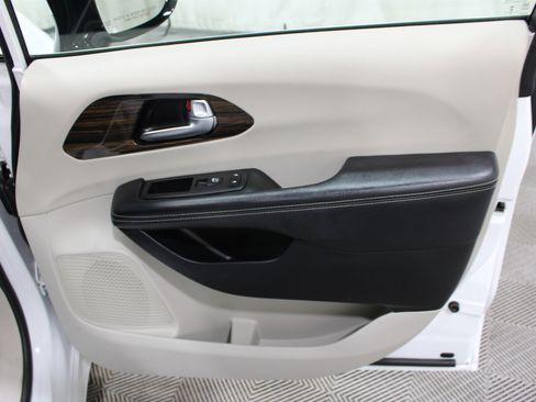 Used 2023 Chrysler Pacifica Limited FWD image 29