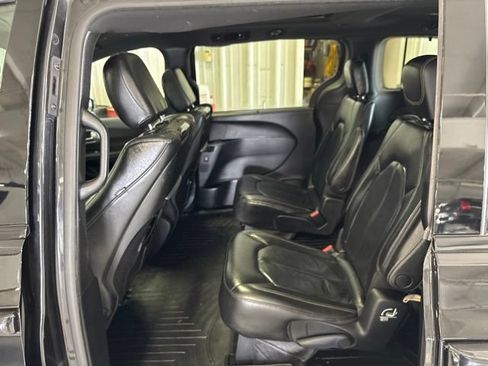 Used 2020 Chrysler Pacifica Touring-L Plus w/ S Appearance Package FWD image 7